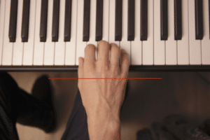 Klavier Hand parallel zur Klaviatur
